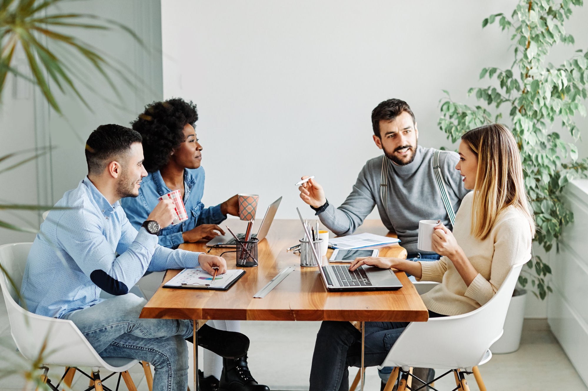 Équipe dirigeante en réunion de travail