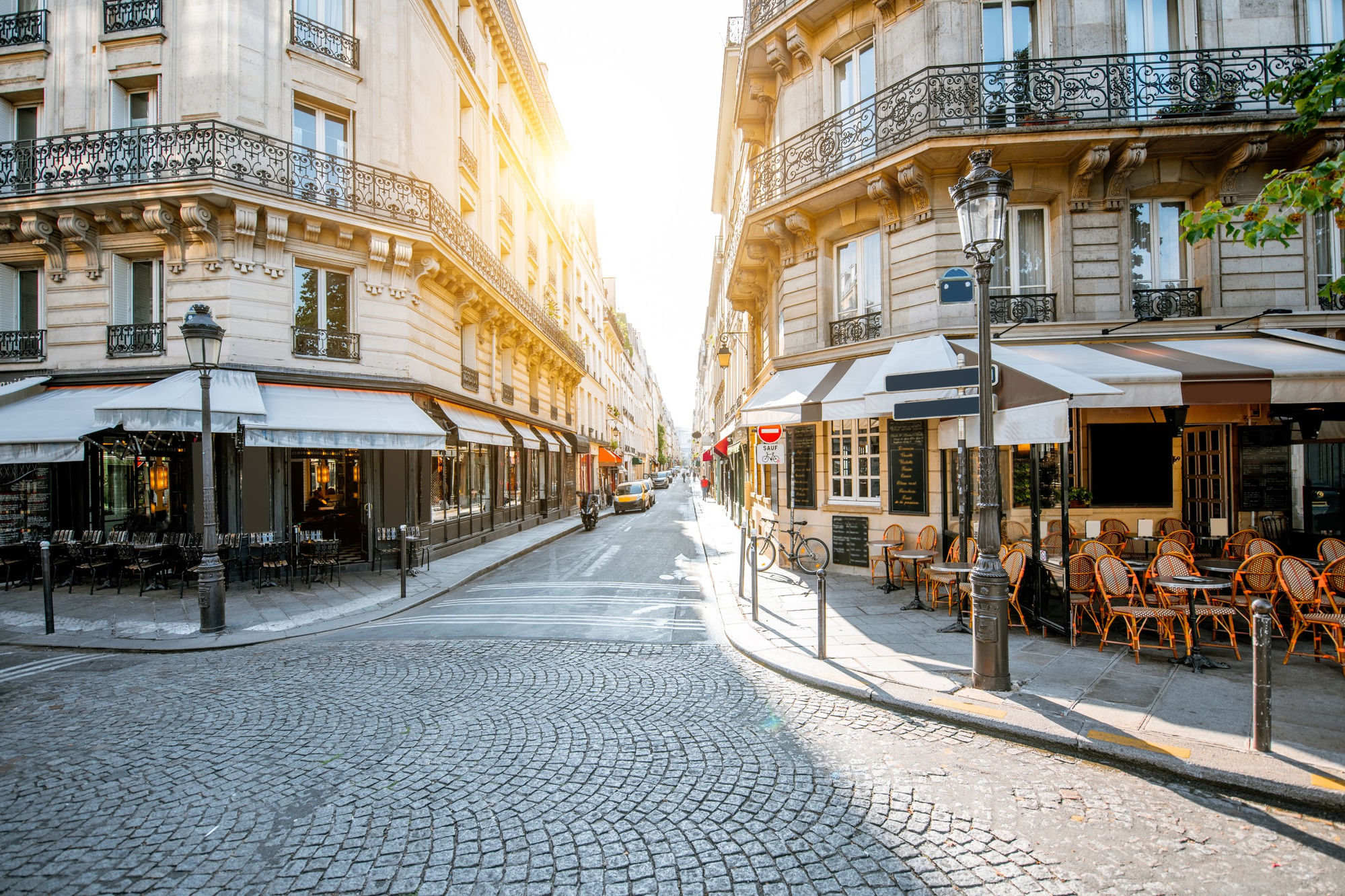 Rue commerçante française avec cafés et terrasses